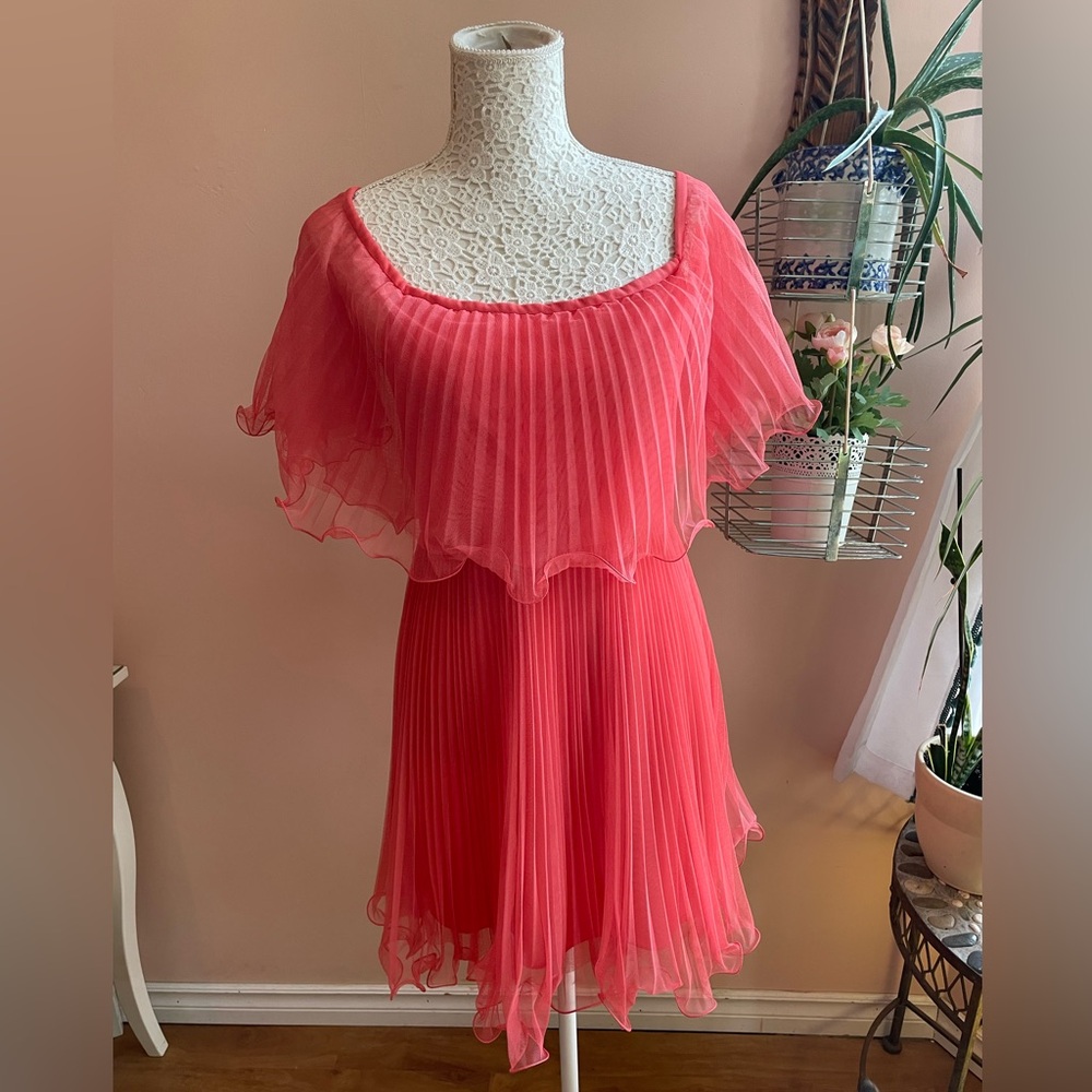 Gorgeous Peachy Pink Pleated BCBG MAXAZRIA Cocktail Dress Size 4